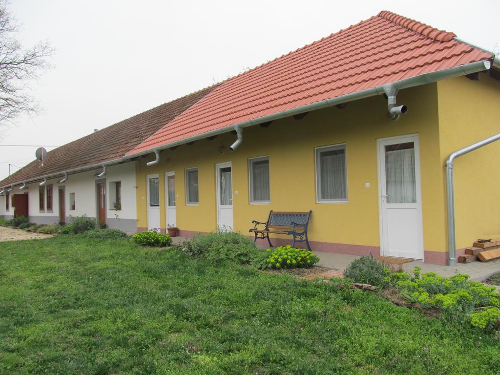 Rigofuetty Vendeghaz Hotel Tiszaalpar Exterior photo